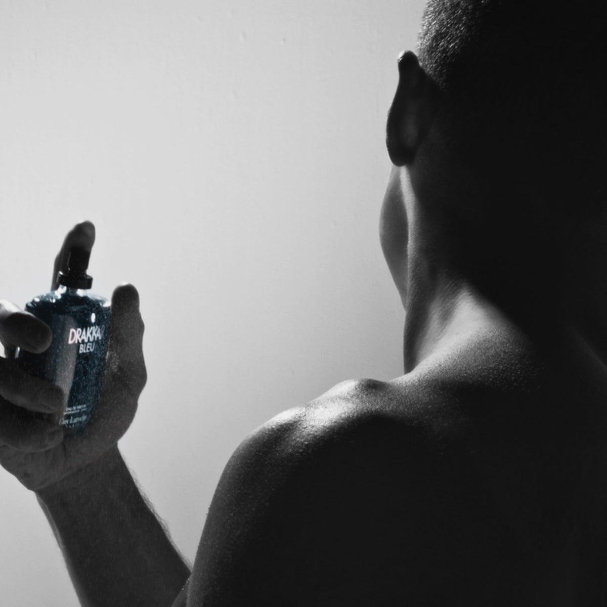 Flacon Drakkar Bleu à côté d'autres produits de beauté pour hommes