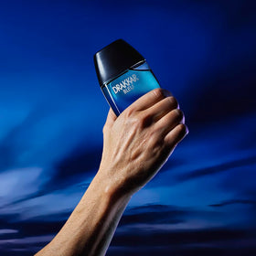 Flacon Drakkar Bleu sur un bureau élégant, prêt à être utilisé