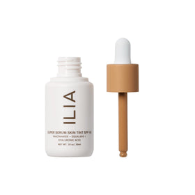 Flacon du ILIA Super Serum Skin Tint avec étiquette visible