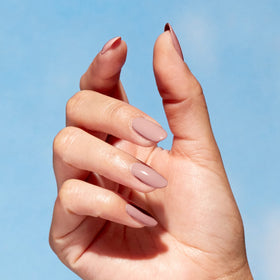 Flacon OPI Nature Strong avec emballage en plastique recyclé