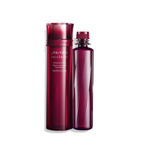 Flacon rechargeable de Shiseido Eudermine Essence sur une table de salle de bain