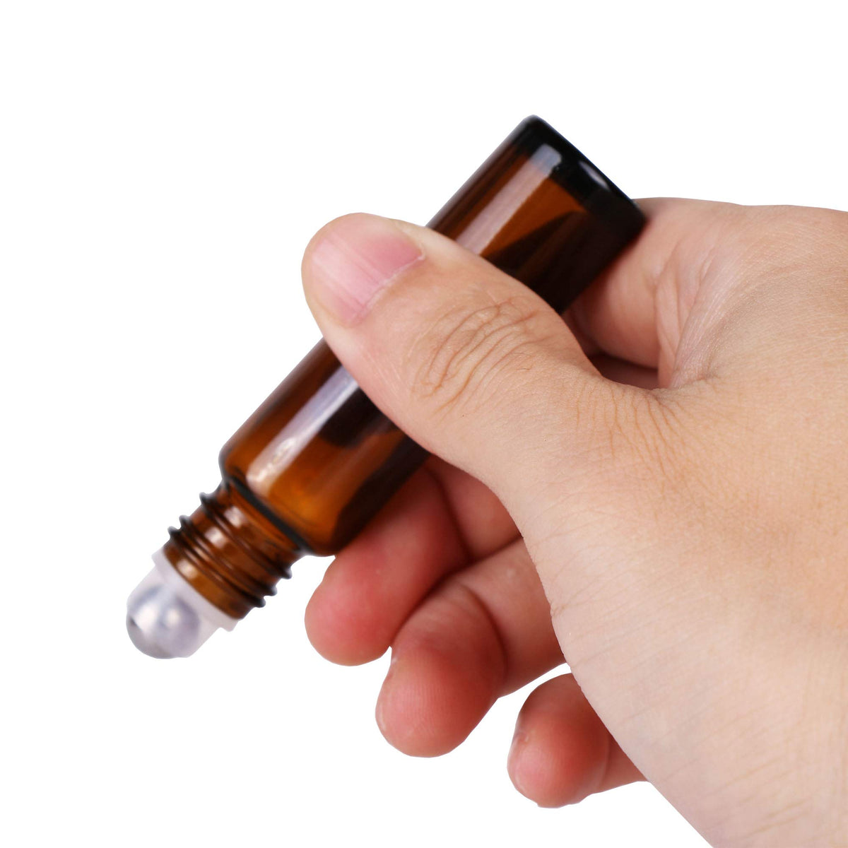Flacon roll-on en verre ambre d'inice dans un sac de voyage