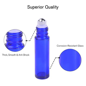 Flacon roll-on en verre bleu dans une main, prêt à être utilisé