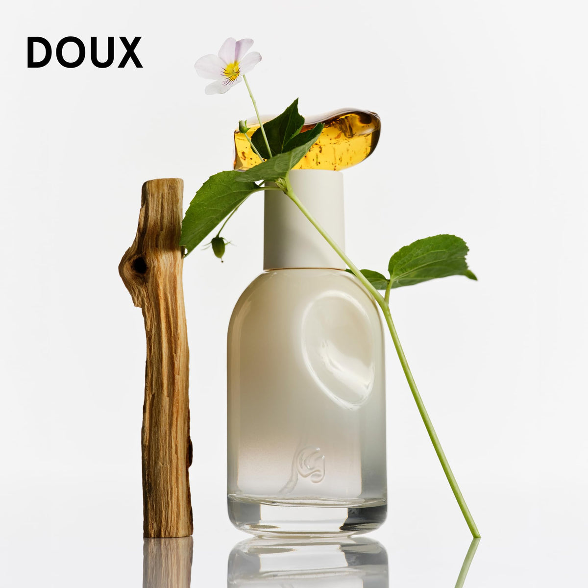 Flacons de parfum Glossier Mini Wardrobe sur fond blanc