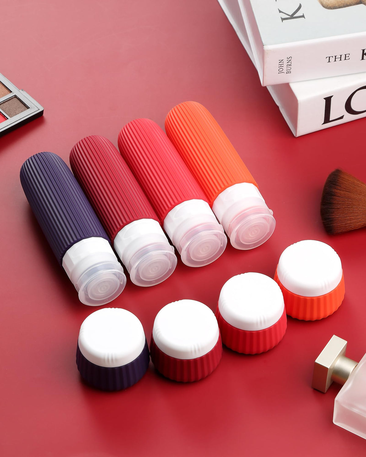 Flacons en silicone Mrsdry alignés sur un fond clair pour mise en valeur