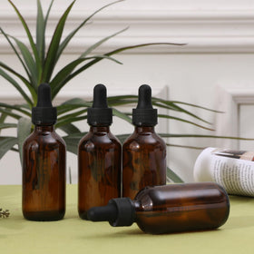 Flacons NOOEEISS en verre sur une table de massage