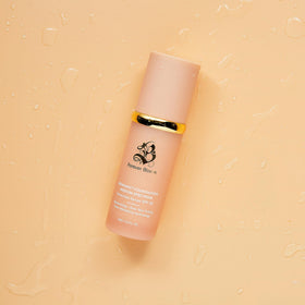 Fond de Teint Forever Bloom sur table de maquillage
