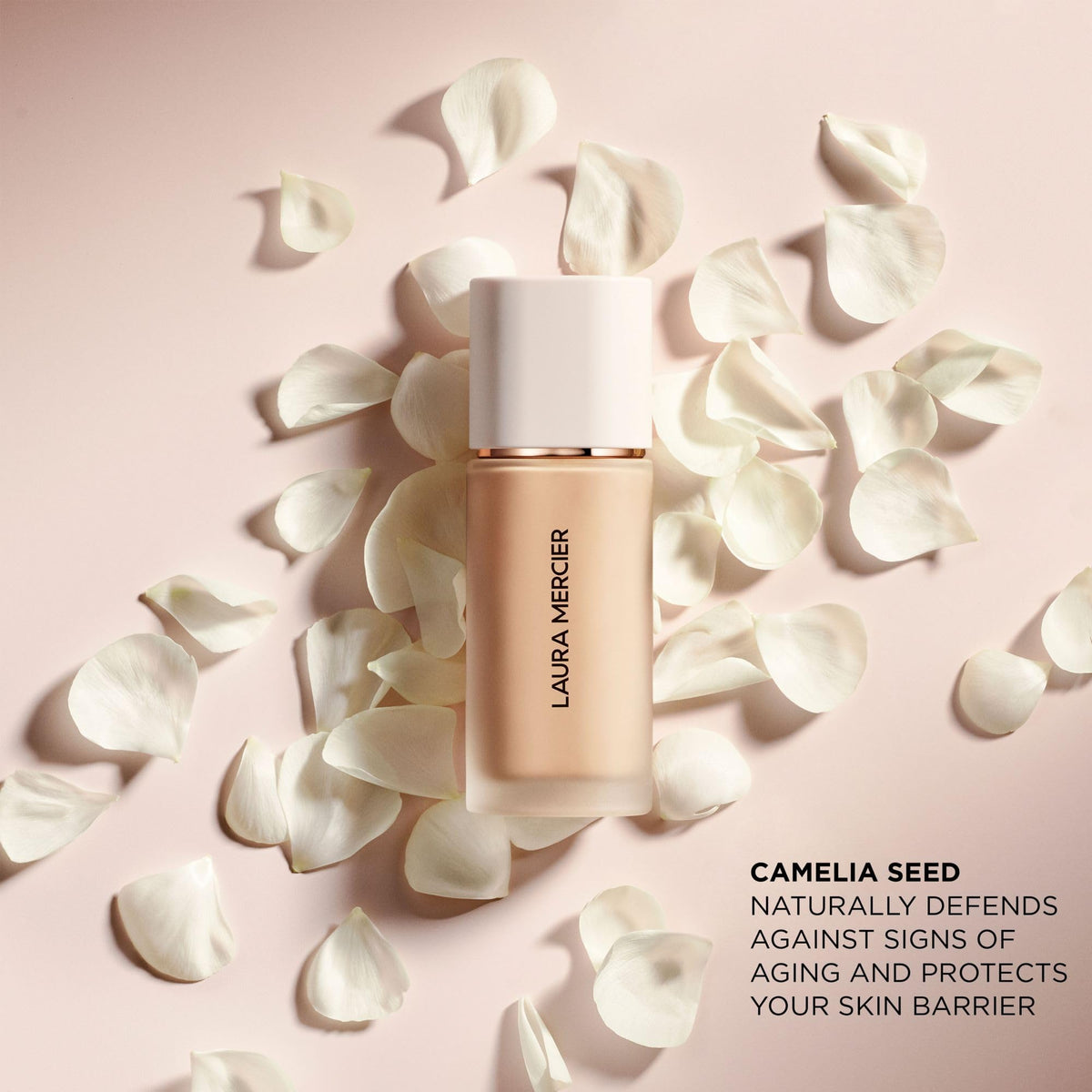 Fond de teint liquide Laura Mercier 2N1 Cashew sur table de maquillage