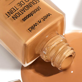 Fond de teint liquide mat wet n wild en gros plan