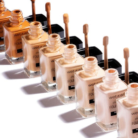 Fond de teint liquide mat wet n wild sur un bureau de maquillage