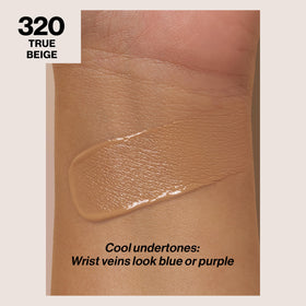 Fond de teint REVLON ColorStay 320 Beige Véritable, texture sur main