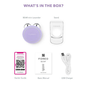 FOREO BEAR mini appareil facial lavande sur une table avec des produits de soin