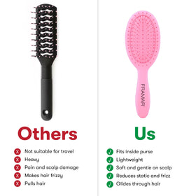 FRAMAR Mini Brosse à Cheveux Démêlante sur une table avec des produits de beauté
