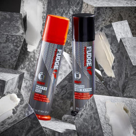 Fudge Professional Matte Hed 85ml à côté d'une brosse à cheveux