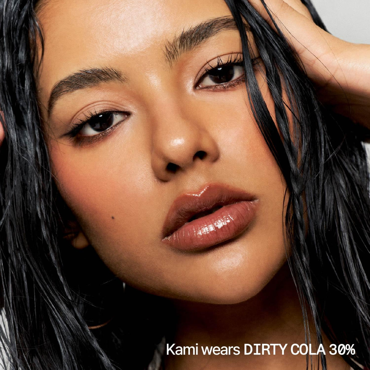 fwee Gloss Volumateur 3D 30% Dirty Cola, application sur les lèvres