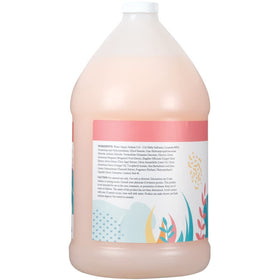 Gallon de gel douche Ginger Lily Farms dans une salle de bain