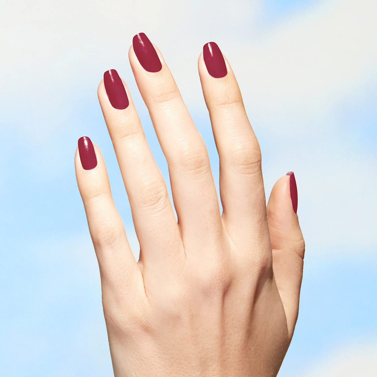 Gamme de couleurs OPI Nature Strong avec vernis rouge foncé