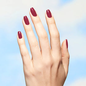 Gamme de couleurs OPI Nature Strong avec vernis rouge foncé