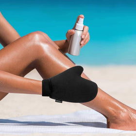 Gant d'auto-bronzage YVOIER avec lotion autobronzante à côté