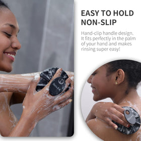 Gant exfoliant BEAUTAIL dans une main