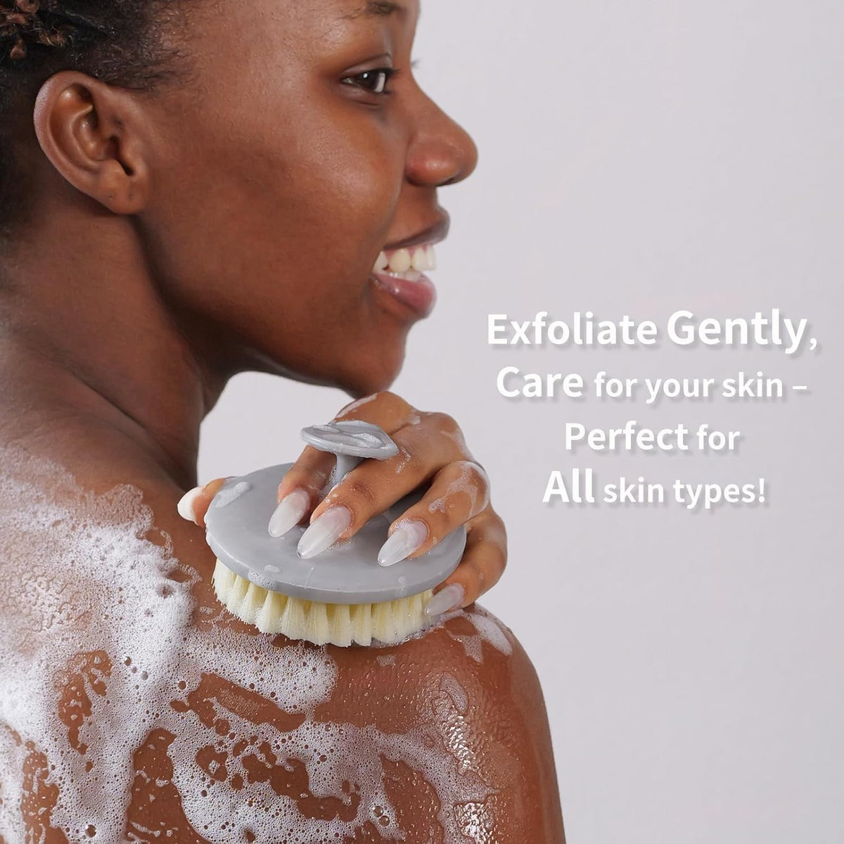 Gant exfoliant BEAUTAIL sur un fond de salle de bain