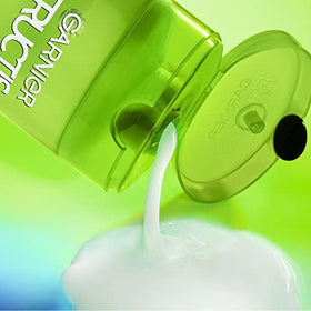 Garnier Fructis 2-en-1 sur un comptoir de salle de bain