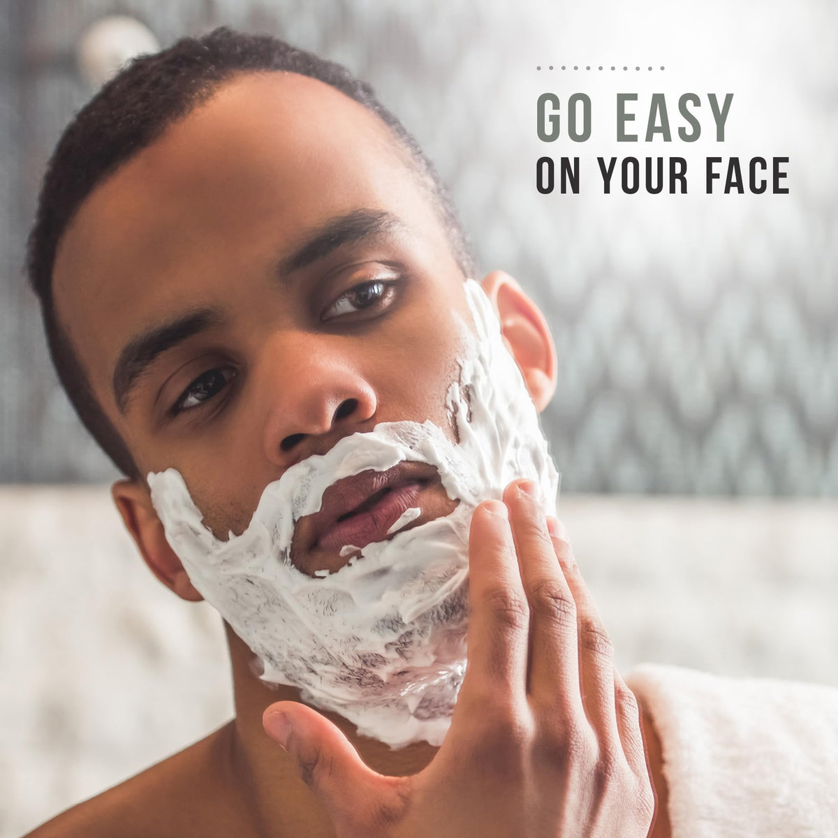 Gel à raser Edge utilisé dans une salle de bain