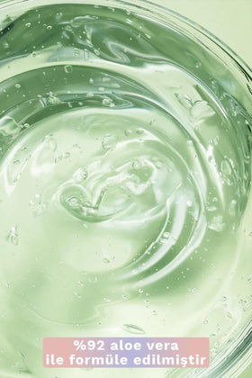 Gel d'Aloe Vera Nature Republic sur une surface blanche