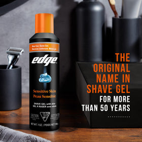 Gel de rasage Edge sur une surface de salle de bain