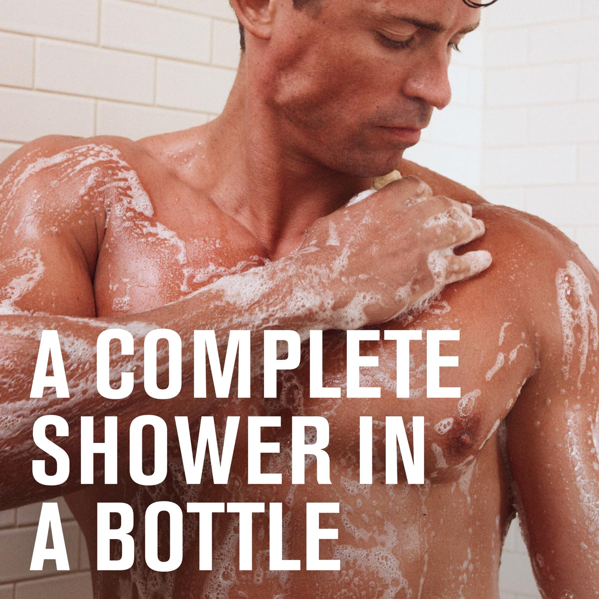 Gel Douche 3-en-1 Every Man Jack avec mousse sur une main