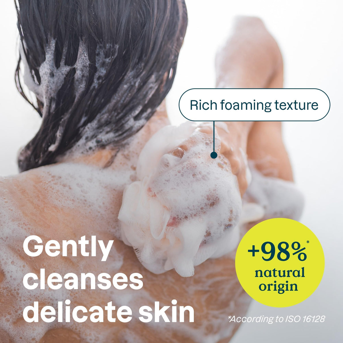 Gel douche ATTITUDE avec mousse crémeuse dans un environnement de douche