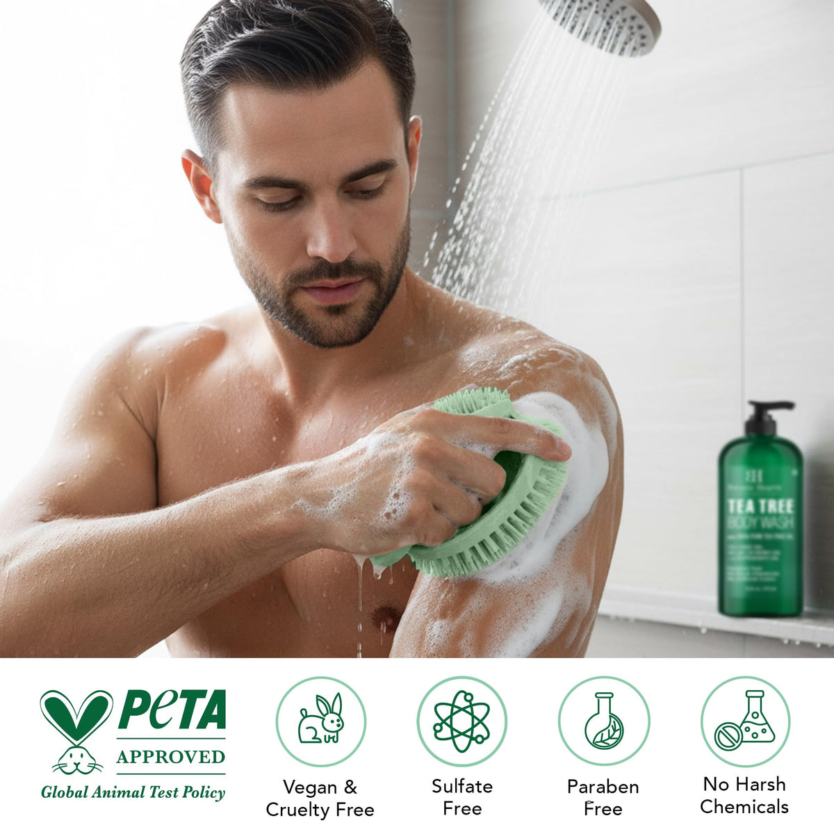 Gel douche au thé vert avec mousse sur une éponge