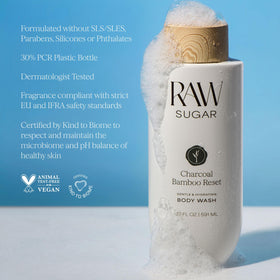 Gel douche Charcoal Bamboo RAW SUGAR sur une étagère de salle de bain