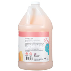 Gel douche Ginger Lily Farms versé dans un distributeur
