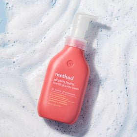 Gel douche Method Dream Foam dans une salle de bain élégante
