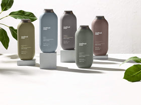 Gel douche Method Hommes Cèdre et Cyprès 532 ml sur une étagère de salle de bain
