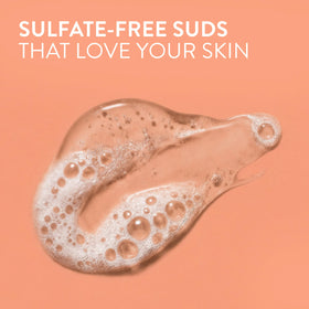 Gel douche Native versé dans une main