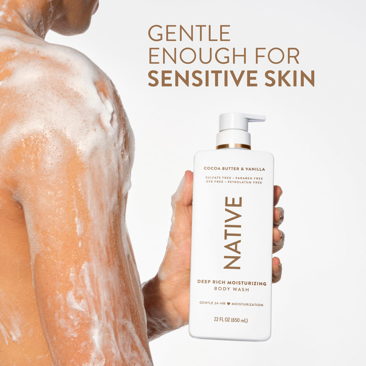 Gel douche Native versé sur une éponge