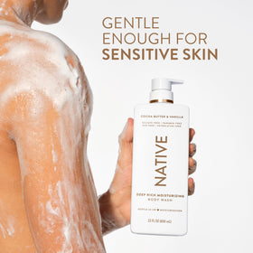Gel douche Native versé sur une éponge