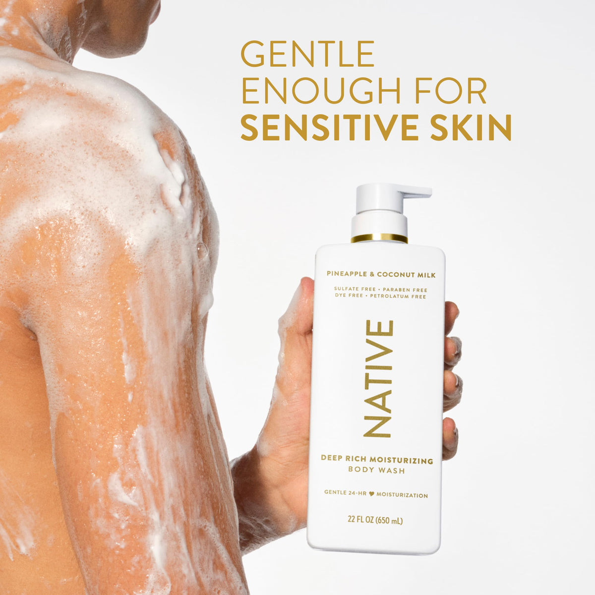 Gel douche Native versé sur une éponge