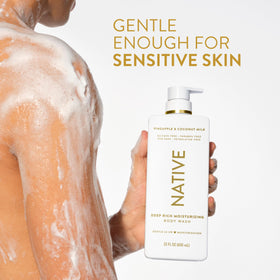 Gel douche Native versé sur une éponge