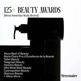 Gel douche Nécessaire sur une étagère de salle de bain