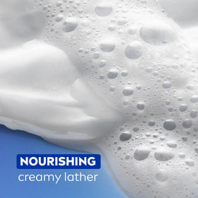 Gel douche NIVEA au beurre de cacao et de karité, ingrédients naturels sur la table