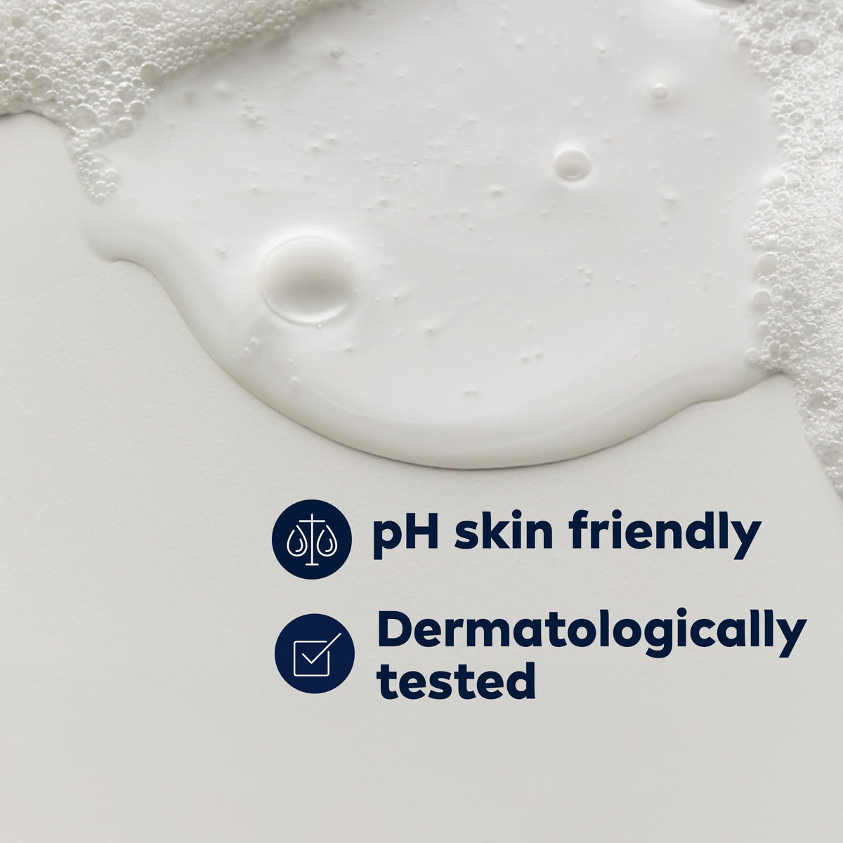 Gel douche NIVEA MEN Sensible versé dans une main