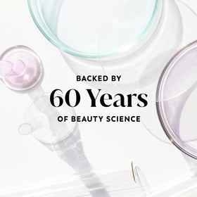 Gel douche Olay avec mousse sur une éponge