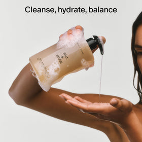 Gel douche Salt & Stone avec ingrédients naturels en arrière-plan