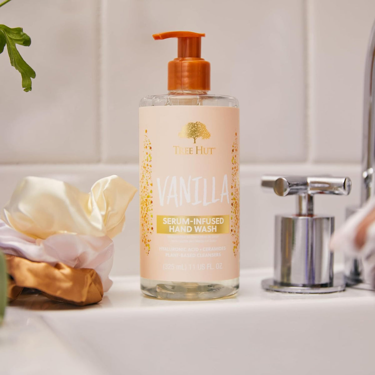 Gel douche Tree Hut sur un fond de bois avec des ingrédients naturels