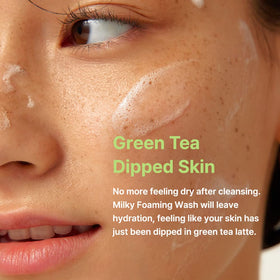 Gel Nettoyant Moussant au Thé Vert en utilisation sur la peau