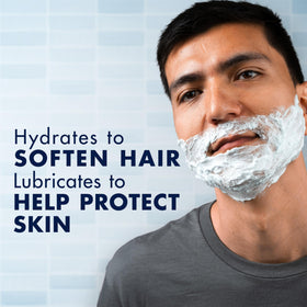 Gillette Gel à Raser 3X Action, produit sur un fond neutre