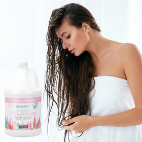 Ginger Lily Farms Après-shampooing Hydratant 1 gal en utilisation sur cheveux